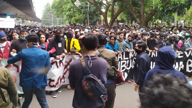 Aksi demo di Bandung yang menutup ruas jalan persimpangan Cikapayang menuju Gedung Sate. Foto: Rachmadi Rasyad/kumparan