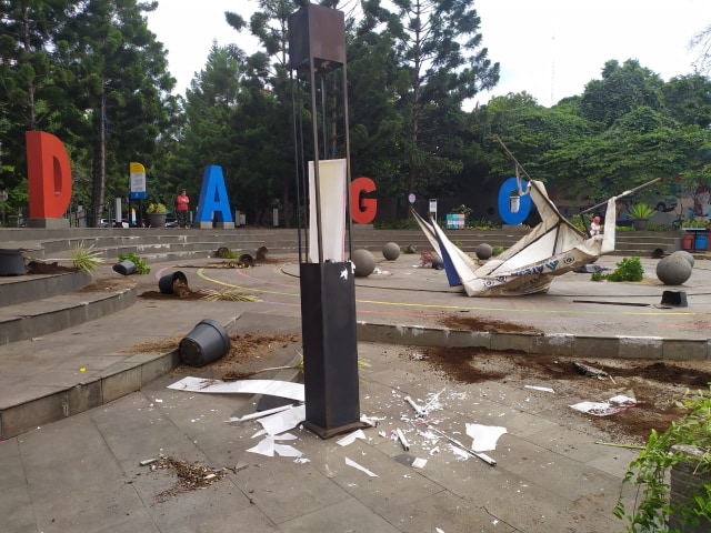 Fasilitas umum Taman Dago Dirusak. Foto: Rachmadi rasyad/kumparan