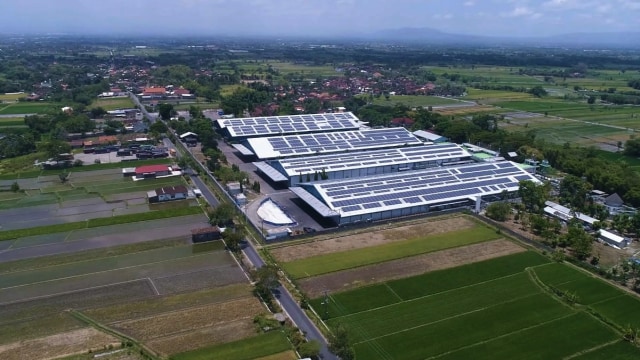 Produsen Aqua Bangun Pembangkit Listrik Tenaga Matahari di Atap Pabriknya (241332)