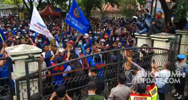 Ribuan buruh di Cianjur unjuk rasa menolak pengesahan RUU Cipta Kerja (Omnibus Law), Selasa (6/10/2020). | Sumber Foto: Istimewa