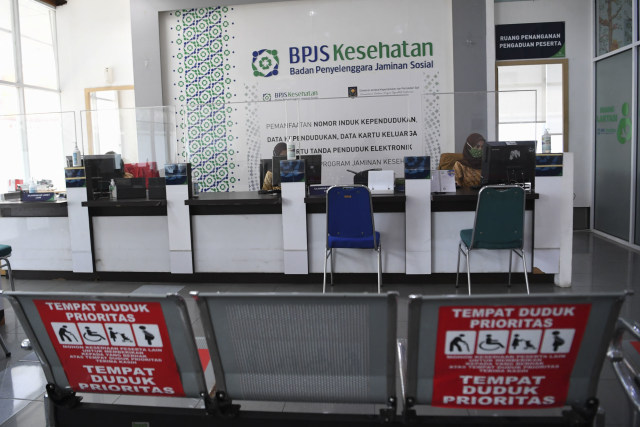 Petugas melayani peserta BPJS Kesehatan dengan tanpa tatap muka di Kantor BPJS Kesehatan cabang Jakarta Selatan, Jakarta, Selasa (6/10/2020). Foto: Hafidz Mubarak A/ANTARA FOTO