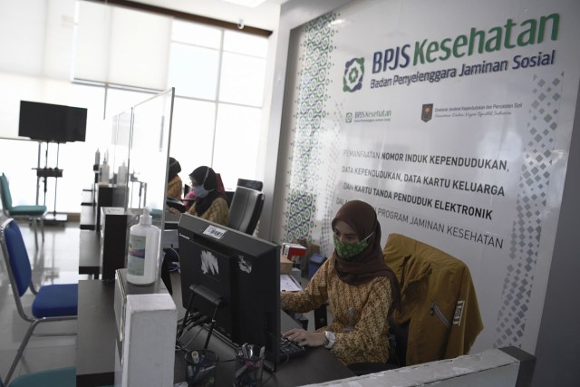 Petugas melayani peserta BPJS Kesehatan dengan tanpa tatap muka di Kantor BPJS Kesehatan cabang Jakarta Selatan, Jakarta, Selasa (6/10/2020). Foto: Hafidz Mubarak A/ANTARA FOTO