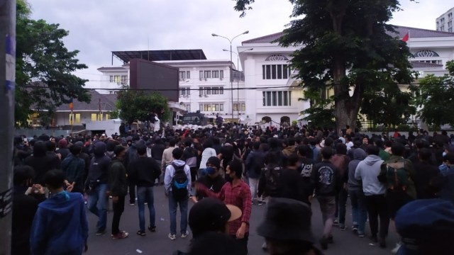 Massa pendemo sempat rusuh di Gedung DPRD Jabar sebelum membubarkan diri. Foto: Rachmadi Rasyad/kumparan