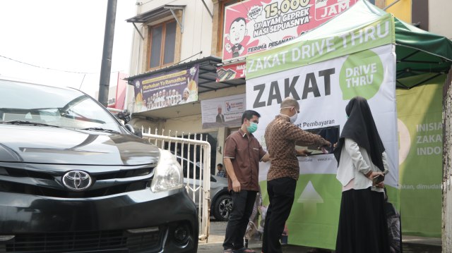 "Seorang Muzakki yang telah menunaikan kewajiban zakatnya berhak mendapatkan keistimewaan yang tidak diraih dengan amal ibadah lain." - Inovasi IZI berupa Zakat Drive Thru yang memudahkan Muzakki Ramdhan menunaikan zakatnya. Dok. IZI