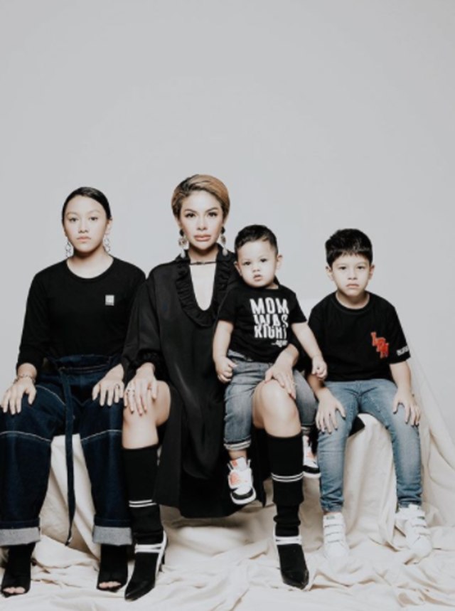 Potret Nikita Bersama Ketiga Anaknya. Sumber: Instagram @nikitamirzanimawardi_17