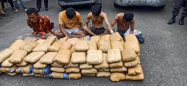 Empat orang pelaku yang berupaya menyeludupan 100 kilogram ganja ke Kota Paykumbuh, Sumatera Barat. Foto: Dok. Polres Payakumbuh. 