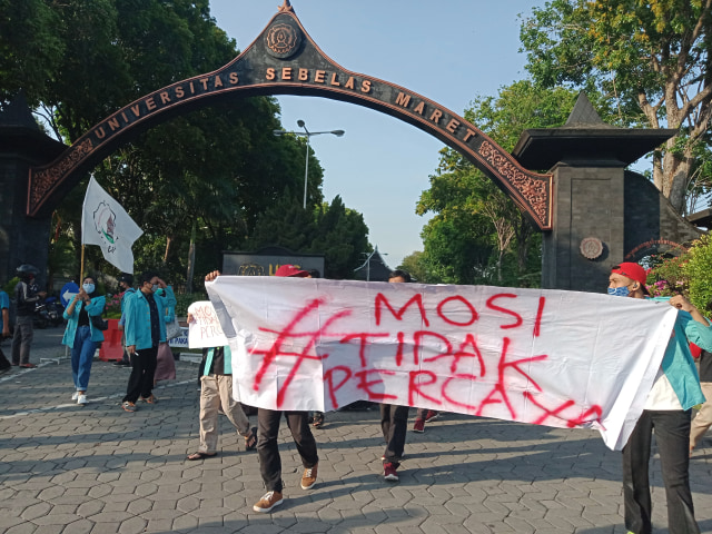 Gelar Aksi Demo, Ratusan Mahasiswa UNS Nyatakan Mosi Tak Percaya Pada ...