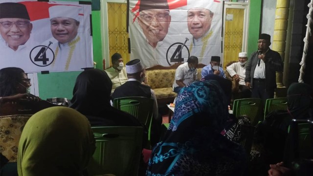 Calon Wali Kota Ternate Mohammad Yamin Tawary saat kampanye di Kelurahan Fitu Puncak, Ternate, Maluku Utara, Selasa (6/10) tadi malam.