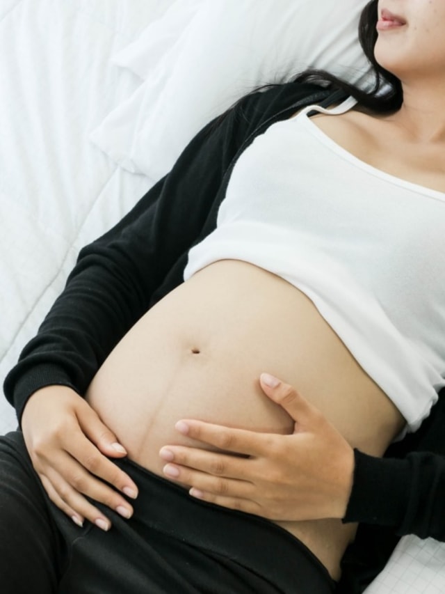 Ibu hamil tidur telentang. Foto: Shutterstock