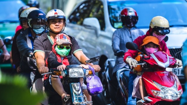 Naik motor dengan anak Foto: Shutterstock