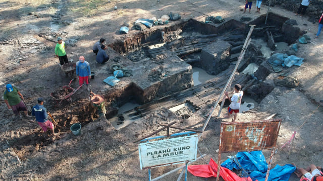 Pekerja melanjutkan penggalian situs Perahu Kuno Lambur di Muara Sabak Timur, Tanjungjabung Timur, Jambi. Foto: ANTARA FOTO/Wahdi Septiawan