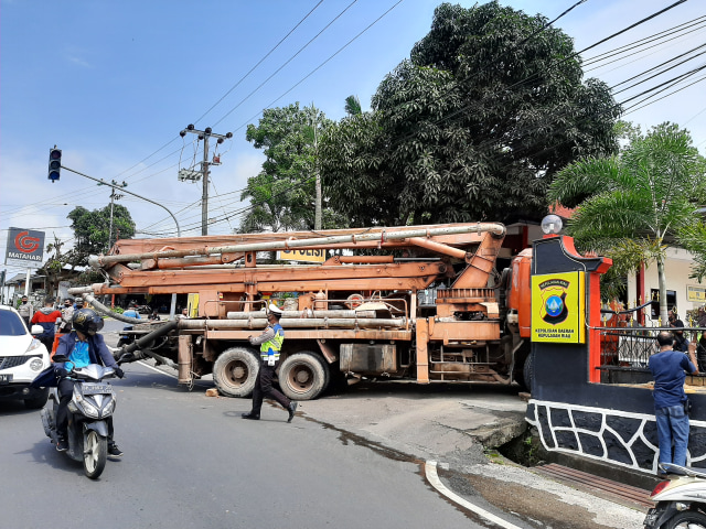 Truk menghantam gerbang Mapolres Tanjungpinang. Foto: Ismail/kepripedia.com