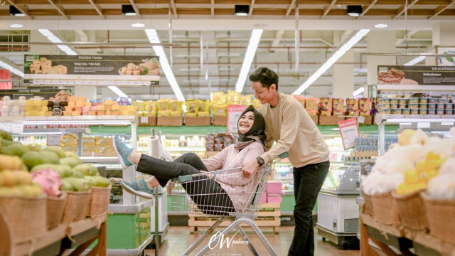 Viral foto prewedding di supermarket di Cirebon. Foto: Taufiq Hidayat (@owpictures.id)