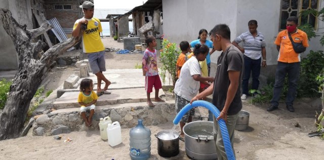 Warga Kecamatan Paga yang memanfaatkan air bersih bantuan dari BPBD Sikka. Foto : Istimewa