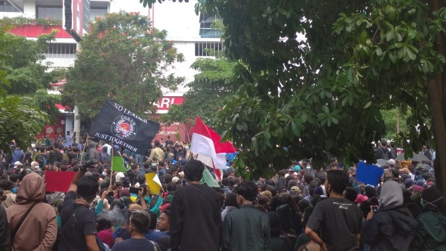 Demonstrasi menolak Omnibus Law di depan Gedung DPRD Jawa Tengah. Foto: Dok. Istimewa