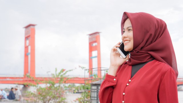 Ilustrasi orang sedang menelpon. Foto: Telkomsel