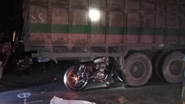 Sepeda motor japstyle korban kecelakaan yang masuk ke dalam kolong truk. Foto: Dok. Istimewa