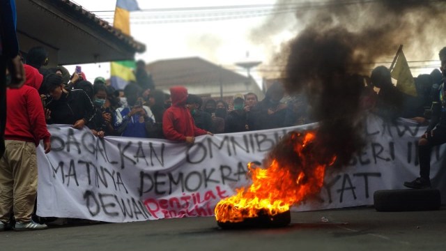 Demo Tolak Omnibus Law di Tasik Ricuh, Pagar DPRD Dijebol hingga Massa Bakar Ban (31980)