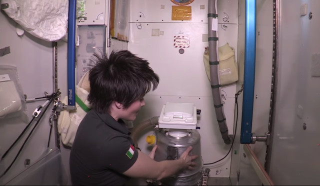 Toilet yang dikirim ke Stasiun Luar Angkasa (ISS). Foto: YouTube/ESA