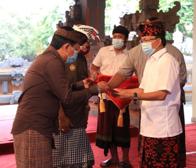 ﻿Gubernur Bali Wayan Koster saat menyerahkan secara simbolik dana penanganan COVID-19 kepada Desa Adat di Bali - IST
