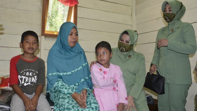 Fitriani dan anaknya saat menerima ibu-ibu Persit TNI Korem 011 Lilawangsa. Foto: Laung/TNI