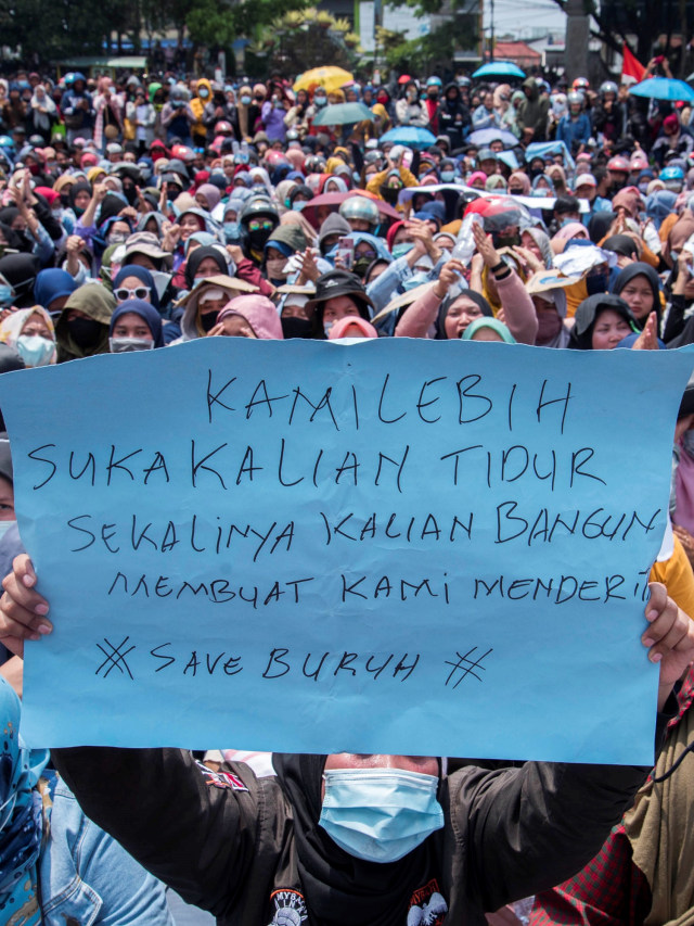 Sejumlah buruh bersama Aliansi Badan Eksekutif Mahasiswa se-Sukabumi melakukan aksi unjuk rasa di lapangan Merdeka, Sukabumi, Jawa Barat, Rabu (7/10).  Foto: Iman Firmansyah/ANTARA FOTO