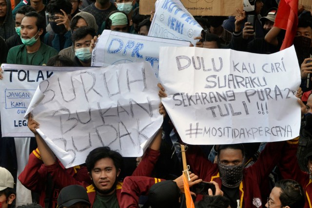 Pengunjuk rasa beraksi di depan kantor DPRD Provinsi Lampung, Lampung, Rabu (7/10).  Foto: Ardiansyah/ANTARA FOTO