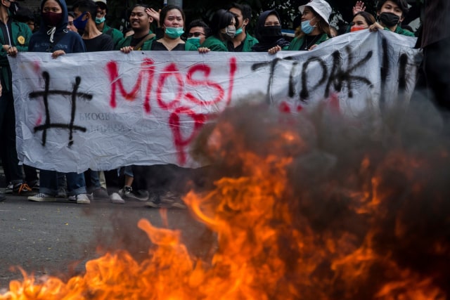 Sejumlah mahasiswa melakukan aksi unjuk rasa menolak Undang-Undang Cipta Kerja di depan Gedung DPRD Jawa Barat, Bandung, Jawa Barat, Rabu (7/10).  Foto: Novrian Arbi/ANTARA FOTO