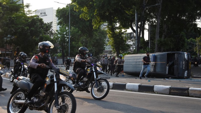Polisi membubarkan aksi massa di kawasan Penjernihan, Jakarta, Rabu (7/10). Foto: Indrianto Eko Suwarso/ANTARA FOTO