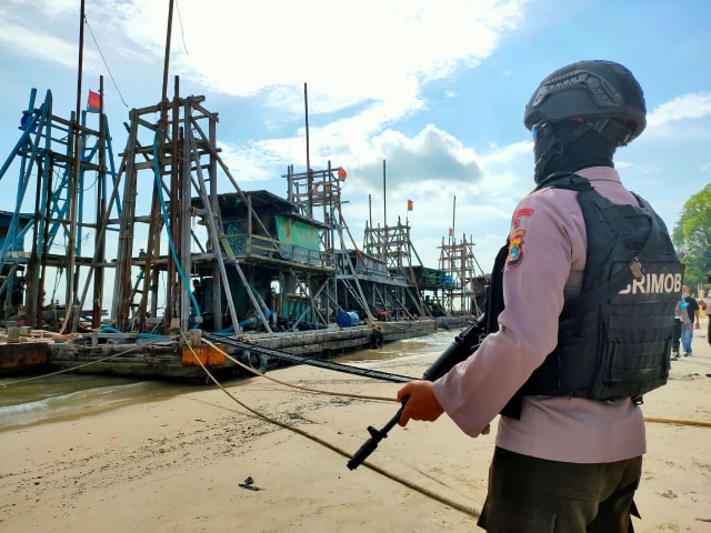 Personil dari Brimob Polda Babel saat amankan aktivitas tambar liar di Bangka Selatan.