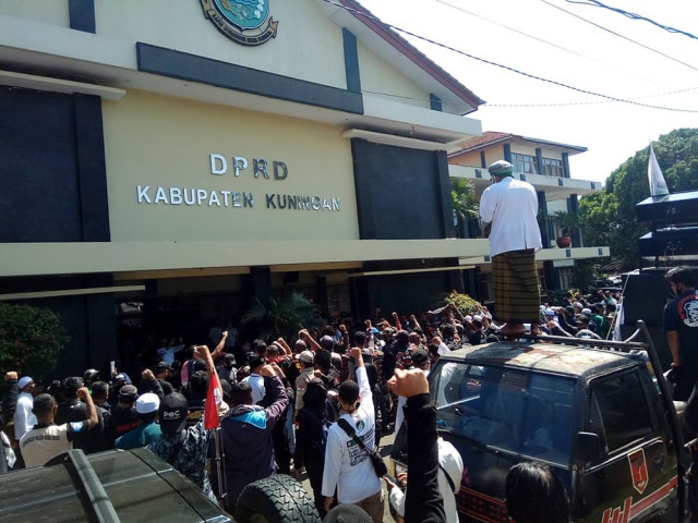 Ratusan peserta aksi unjuk rasa mendatangi Gedung DPRD Kabupaten Kuningan, Jawa Barat, memprotes pernyataan Ketua DPRD terkait kasus COVID-19 di Pondok Pesantren Husnul Khotimah. (Andri Yanto)