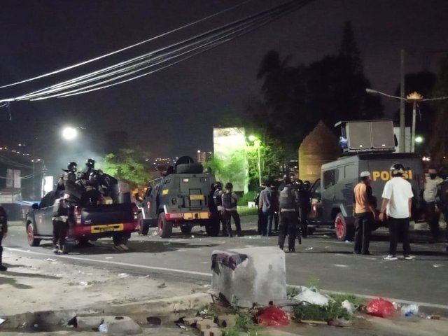 Petugas Kepolisian berjaga di depan Gedung DPRD Provinsi Lampung, Rabu (7/10) malam | Foto: Sidik Aryono/Lampung Geh