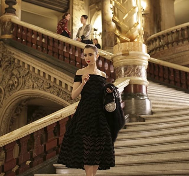 Adegan Emily in Paris saat berada di gedung opera Palais Garnier, di Paris.  Foto: IMDB 