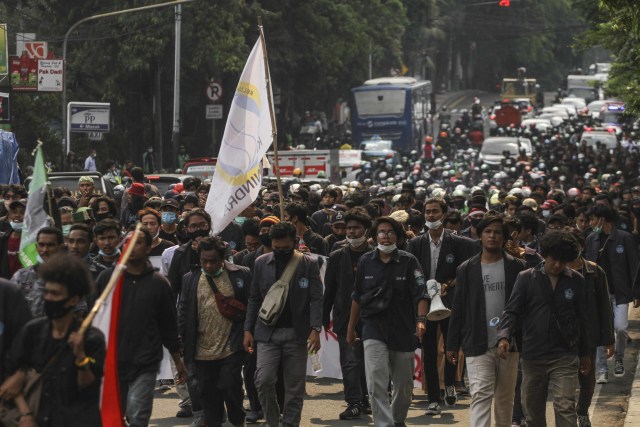 Sejumlah mahasiswa mengikuti aksi long march di kawasan Pasar Rebo, Jakarta Timur, Rabu (7/10/2020). Foto: ASPRILLA DWI ADHA/ANTARA FOTO