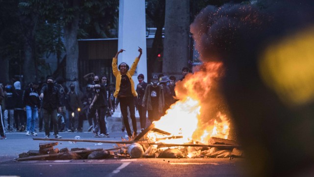 Sejumlah demonstran menutup jalan saat unjuk rasa di Bandung, Jawa Barat, Rabu (7/10/2020). Foto: M Agung Rajasa/ANTARA FOTO