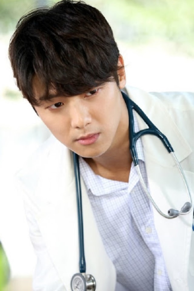 Kang Min Hyuk dalam Hospital Ship