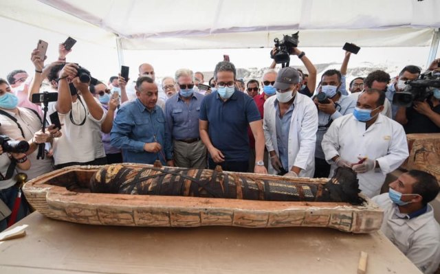 Salah satu peti mati tampak terlihat mumi yang ada di dalamnya.  Foto: Kementerian Purbakala Mesir