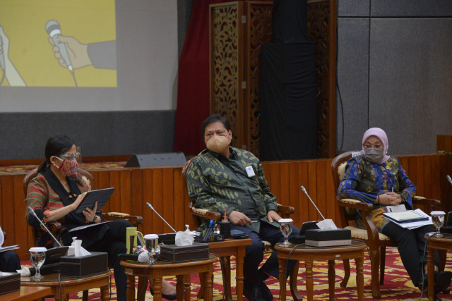 Menko Perekonomian Airlangga Hartarto didampingi Menteri Keuangan Sri Mulyani dan Menaker Ida Fauziah menjelaskan UU Cipta Kerja. Foto: Kemenko Perekonomian
