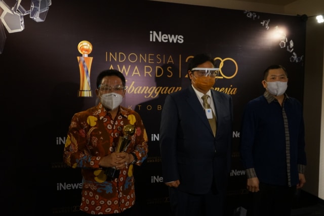 Wali Kota Malang, Sutiaji (kiri) meraih piala penghargaan karena sukses pulihakan perekonomian di bidang UMKM saat pandemi COVID-19. (Foto: Pemkot Malang)