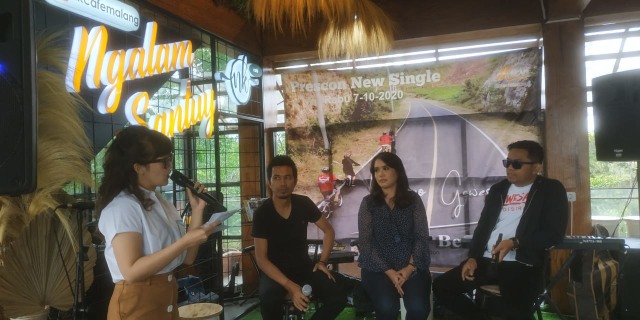 Benzjawa dan Shafira Lestari merilis single baru bertajuk Konco Gowes di Malang, pada Rabu (7/10/2020). Foto: Ulul Azmy