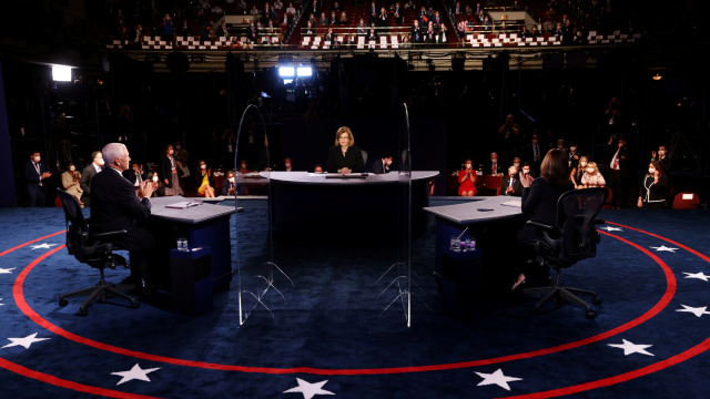 Suasana debat kampanye wakil presiden AS 2020 antara Calon wakil presiden dari Partai Demokrat, Senator Kamala Harris dan Wakil Presiden AS Mike Pence di kampus Universitas Utah di Salt Lake City, Utah, AS, (7/10). Foto: REUTERS