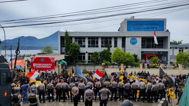 Mahasiswa di Kota Ternate berunjuk rasa menolak UU Ciptaker di depan Kantor DPRD. Foto: Rajif Duchlun/cermat