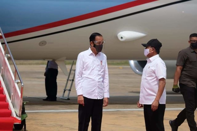 Plt Gubernur Kalteng Habib Ismail Bin Yahya saat menerima kedatangan Presiden RI Joko Widodo di Bandara Tjilik Riwut, Kota Palangka Raya, Kamis (8/10).﻿