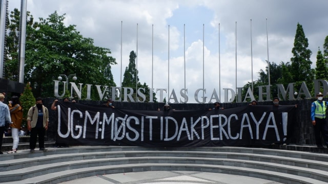 Sejumlah mahasiswa menggelar unjuk rasa di Bundaran UGM, Kamis (8/10). Foto: Arfiansyah Panji Purnandaru/kumparan 