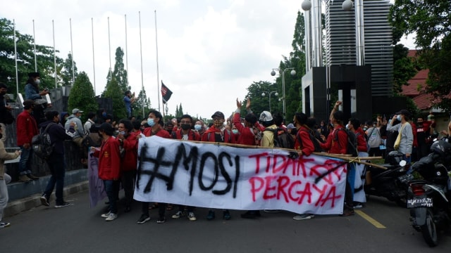 Sejumlah mahasiswa menggelar unjuk rasa di Bundaran UGM, Kamis (8/10). Foto: Arfiansyah Panji Purnandaru/kumparan 