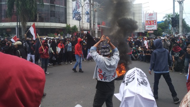 Massa tolak Omnibus Law saat memblokir dan membakar ban di Jalan Juanda Medan . Foto: Rahmat Utomo/kumparan