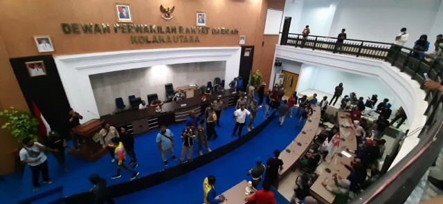 Mahasiswa menduduki gedung paripurna DPRD Kolaka Utara. Foto: Lukman Budianto/kendarinesia.