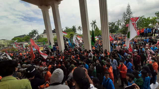 Massa berorasi di depan pintu kantor DPRD Provinsi Jambi. Foto: Yovy Hasendra