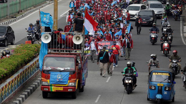 Serikat pekerja Indonesia berjalan saat akan menggelar unjuk rasa penolakan UU Omnibus Law Cipta Kerja di Istana Kepresidenan, Jakarta, Kamis (8/10).  Foto: Willy Kurniawan/REUTERS