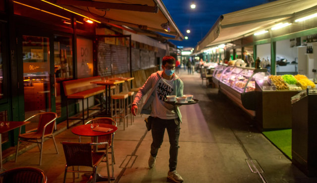 Pasar Tradisional Naschmarkt di Wina Sepi Akibat Pandemi. Foto: Joe Klamar/AFP